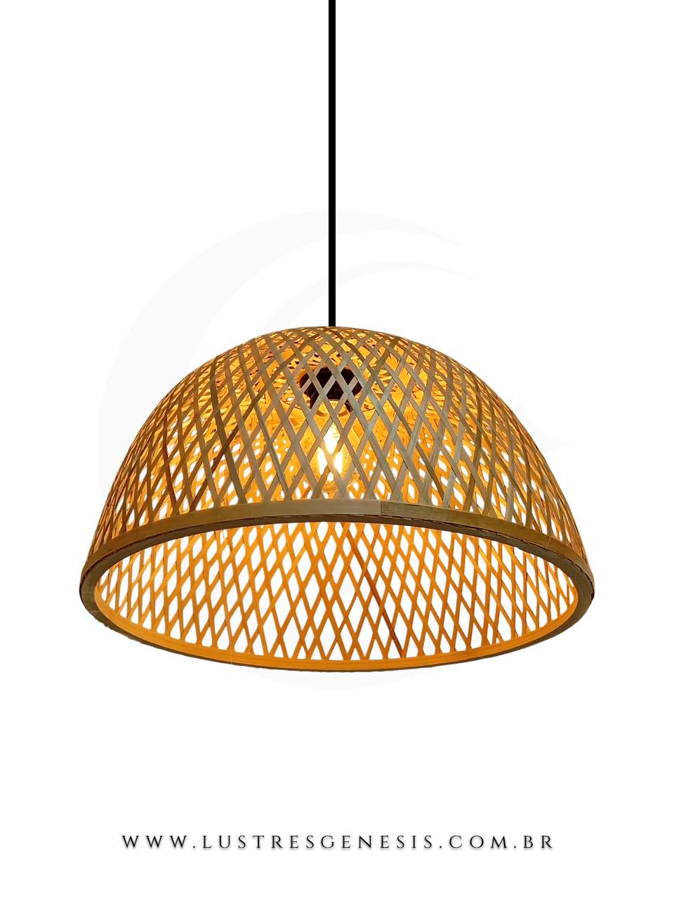 Luminária pendente de bambu Bankly com cúpula trançada, iluminando ambiente interno. Ideal para mesas, balcão de cozinha, área gourmet e sítio.